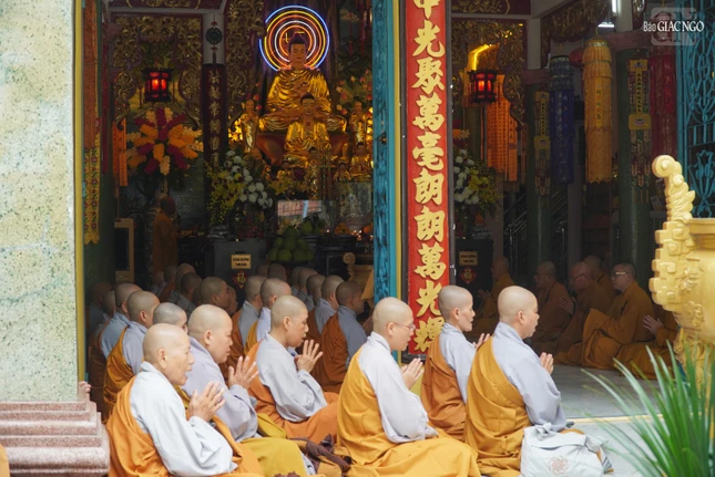 Buổi lễ diễn ra trong không khí trang nghiêm, thanh tịnh