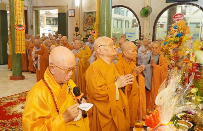 Chư tôn đức nhất tâm cầu nguyện Chư tôn đức nhất tâm cầu nguyện