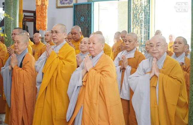 Chư Ni tham dự khóa lễ Chư Ni tham dự khóa lễ