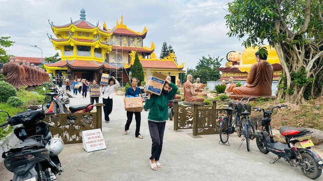 Người dân nhận quà