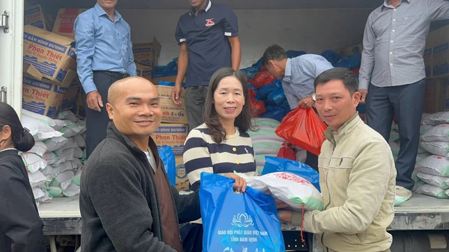 Hội Từ thiện chùa Bình A (xã Đồng Thịnh, tỉnh Ninh Bình) tặng quà đến bà con