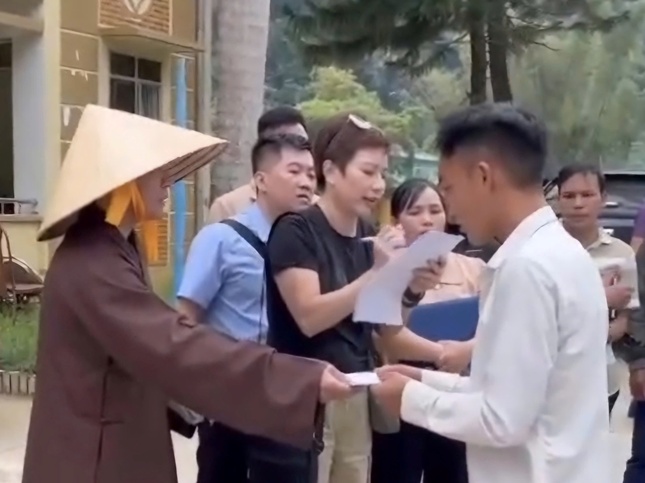 Đại đức Thích Đồng Giác, trụ trì chùa Kim Quang, tỉnh Quảng Ngãi cùng thành viên đoàn tặng quà đến bà con