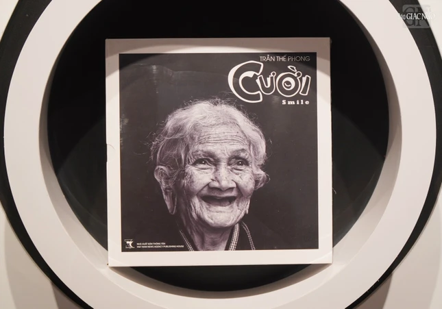 Triển lãm còn trưng bày 14 quyển sách ảnh của tác giả, 22 cuốn sổ cảm nhận của công chúng thưởng lãm qua từng cuộc triển lãm