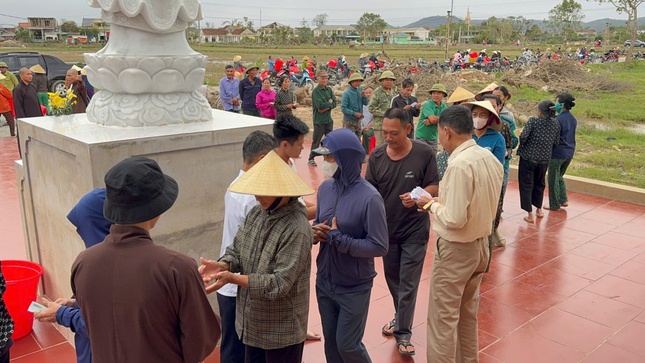 Trao quà đến bà con tại chùa Long Đồng