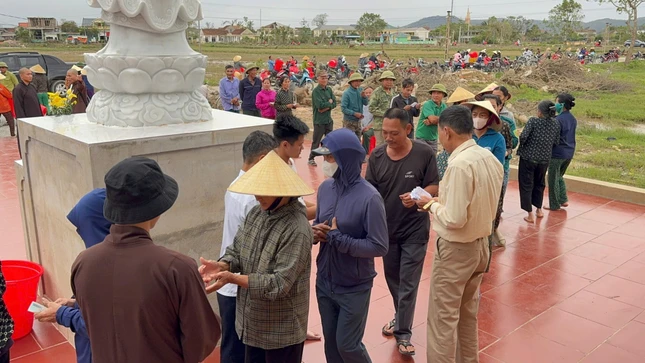 Trao quà đến bà con tại chùa Long Đồng