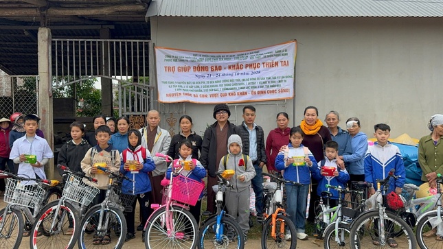 Tặng xe đạp đến các em học sinh