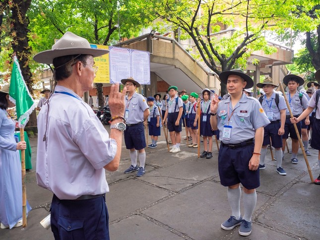 Huynh trưởng Minh Hạnh trao còi lệnh đến Huynh trưởng cấp Tín Thiện Phước - Lư Trường Thành, Trưởng khối Đời sống trại Liên trại huấn luyện A-nô-ma, Ni Liên và Tuyết Sơn