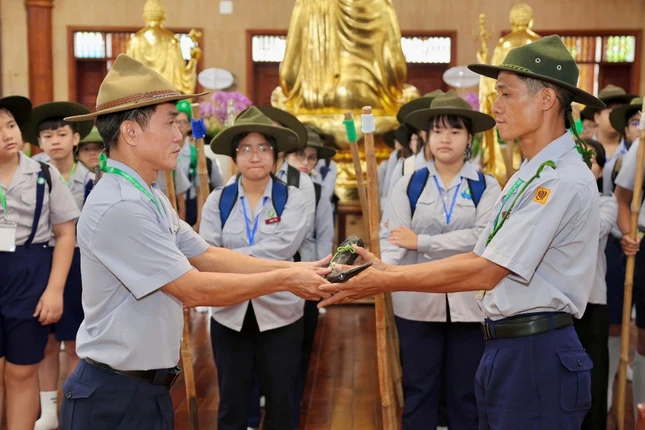 Huynh trưởng cấp Tín Quảng Từ – Ngô Văn Mẫn trao còi lệnh đến Trưởng khối Đời sống Liên trại huynh trưởng cấp Tín Chơn Nguyên – Trần Tuấn Anh