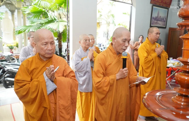 Thượng tọa Thích Giác Trí, trụ trì chùa Huỳnh Kim, đại diện môn hạ đệ tử tác bạch cúng dường trai Tăng