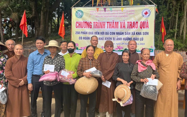 Tặng quà đến bà con tại Thái Nguyên