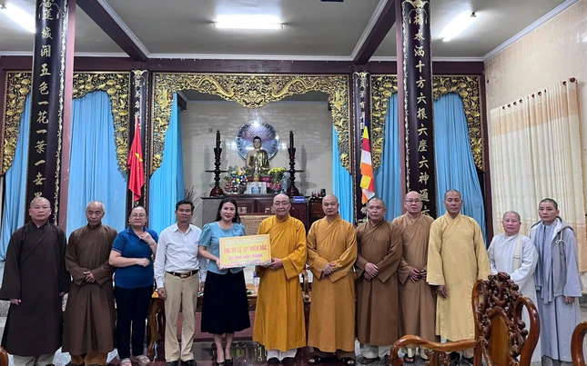 Hòa thượng Thích Minh Nhật, Trưởng ban Trị sự GHPGVN tỉnh Lâm Đồng trao ủng hộ bà con bị ảnh hưởng bão số 10,11