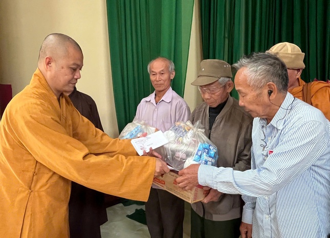 Thượng tọa Thích Chiếu Ý trao quà đến người dân tỉnh Thanh Hóa