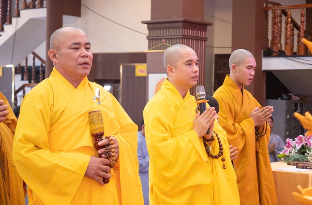 Chư tôn đức chùa Thiên Chánh thực hiện khóa lễ niêm hương, bạch Phật