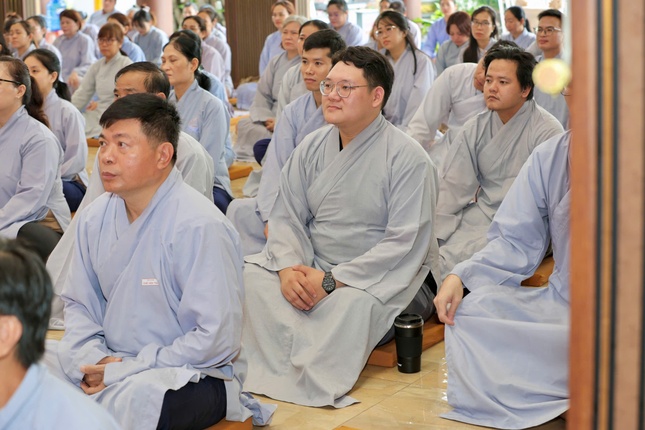 Trang nghiêm trong giờ nghe pháp