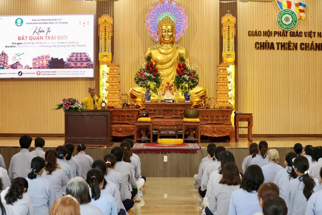 Đại đức Thích Hạnh Đức thuyết pháp đến Phật tử