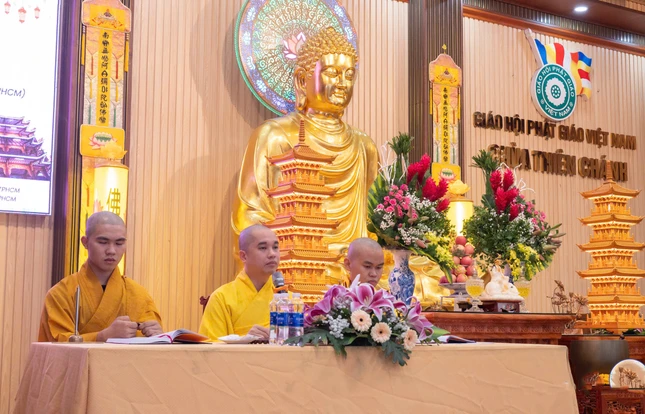 Đại đức Thích Bảo Tuệ truyền giới Bát quan trai