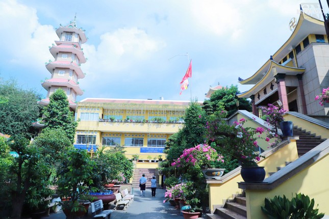 Tháp chuông 7 tầng, cao 32m, tầng cao nhất là một cổ lầu có treo một đại hồng chung cân nặng 2 tấn, đường kính 1,2m, cao 1,6m. Quả chuông được rót đồng tại phường đúc làng Dương Biều - Huế vào ngày mùng 1 tháng Ba năm Tân Sửu (1961), theo mẫu của chuông chùa Linh Mụ - Huế. Tháp chuông chùa Xá Lợi được khánh thành vào ngày 16-11-Tân Sửu (1961) sau hơn 11 tháng thi công