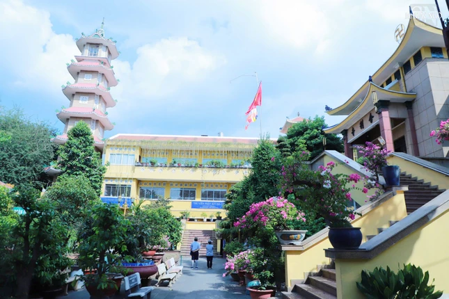 Tháp chuông 7 tầng, cao 32m, tầng cao nhất là một cổ lầu có treo một đại hồng chung cân nặng 2 tấn, đường kính 1,2m, cao 1,6m. Quả chuông được rót đồng tại phường đúc làng Dương Biều - Huế vào ngày mùng 1 tháng Ba năm Tân Sửu (1961), theo mẫu của chuông chùa Linh Mụ - Huế. Tháp chuông chùa Xá Lợi được khánh thành vào ngày 16-11-Tân Sửu (1961) sau hơn 11 tháng thi công