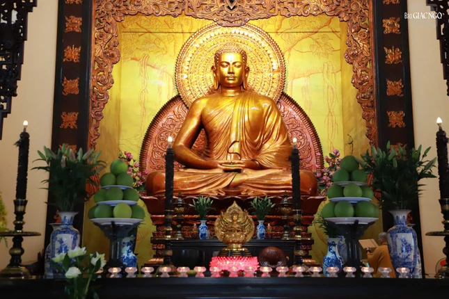 Ban đầu khi xây chùa, pho tượng được giáo sư Trương Đình Ý thực hiện bằng xi-măng và thạch cao, tiếc rằng pho tượng đúc xong quá lớn không đưa lên chánh điện trên lầu được (pho tượng này hiện được tôn trí tại chùa Thanh Tâm). Sau đó, Hội Phật học Nam Việt nhờ Trường Mỹ nghệ Biên Hòa tôn tạo pho tượng khác bằng bột đá màu hồng theo như kích thước của tòa sen trên Phật đài. Tượng đúc xong được an vị vào ngày 24 tháng Chạp năm Đinh Dậu (1958)