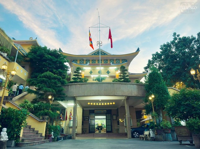 Từ 1999 đến 2001, chùa được trùng tu lại toàn diện theo như nguyên mẫu ban đầu, để giữ gìn những giá trị kiến trúc mang phong cách đặc thù của chùa Xá Lợi, như chính đường lối hoạt động trung dung chuyên về học Phật đã định ở thuở ban đầu - Ảnh: Mai Quỳnh