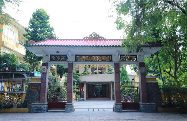 Theo sách Lịch sử chùa Xá Lợi - Văn hóa và truyền thống do Hòa thượng Thích Đồng Bổn, trụ trì chùa viết, cho biết: Chùa Phật Học Xá Lợi được khởi công xây dựng vào ngày 5-8-1956, hoàn thành ngày 2-5-1958, trên thửa đất diện tích hơn 2500m2, được nhượng lại từ Câu lạc bộ Đông Dương với giá tượng trưng. Công trình kiến trúc theo bản vẽ của hai kiến trúc sư Trần Văn Đường và Đỗ Bá Vinh, công trường xây dựng được điều khiển bởi hai kỹ sư Dư Ngọc Ánh và Hồ Tố Thuận