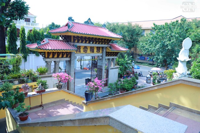 Các hạng mục của chùa gồm có: chánh điện, giảng đường, tháp chuông 7 tầng, thư viện - phòng đọc sách, cổng tam quan, khu Tăng phòng, nhà trai đường, văn phòng Ban Quản trị, Đoàn quán Gia đình Phật tử Xá Lợi, phòng phát hành kinh sách, nhà khách Tăng, khu trù phòng - cư sĩ, vãng sanh quán, vườn cảnh...