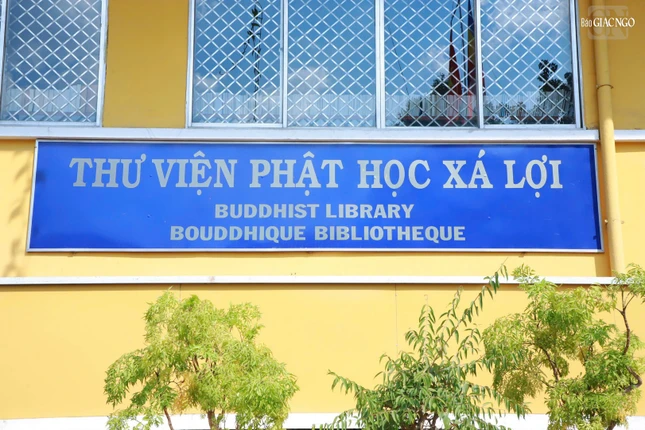 Thư viện - phòng đọc sách là nơi lưu trữ nhiều tư liệu quý báu, có các tạng kinh điển Phật giáo và sách tư liệu bằng những ngôn ngữ: Việt, Hoa, Anh, Pháp, Nhật… Ngoài những sách báo Phật giáo, thư viện còn có những sách về văn hóa, xã hội, triết học, tôn giáo khác