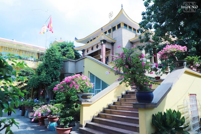 Đây là một ngôi chùa có kiến trúc theo lối mới, là ngôi chùa lầu đầu tiên của Thành phố, mở đầu cho lối kiến trúc “trên bái đường, dưới giảng đường” ở Việt Nam