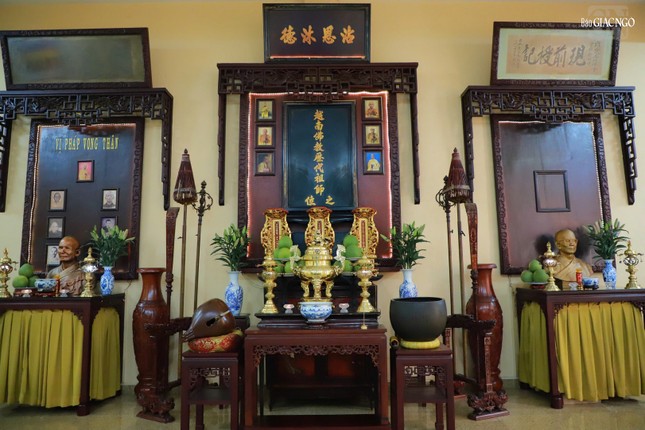 Phía sau chánh điện là Tổ đường