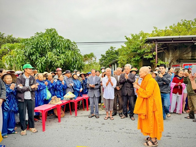 Thăm hỏi và gởi gắm tình thương niềm tin đến người dân