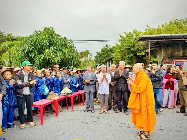 Thăm hỏi và gởi gắm tình thương niềm tin đến người dân Thăm hỏi và gởi gắm tình thương niềm tin đến người dân