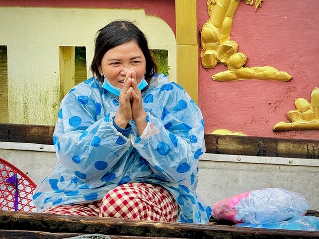 Bà con nhận quà niệm Phật cảm ơn đoàn