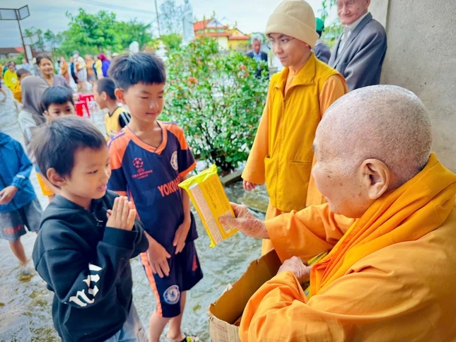 Tặng quà đến các em nhỏ Tặng quà đến các em nhỏ