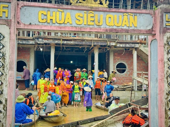 Tặng quà đến bà con tại chùa Siêu Quần Tặng quà đến bà con tại chùa Siêu Quần