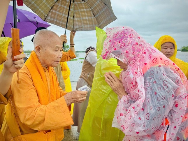 Trao quà đến người dân