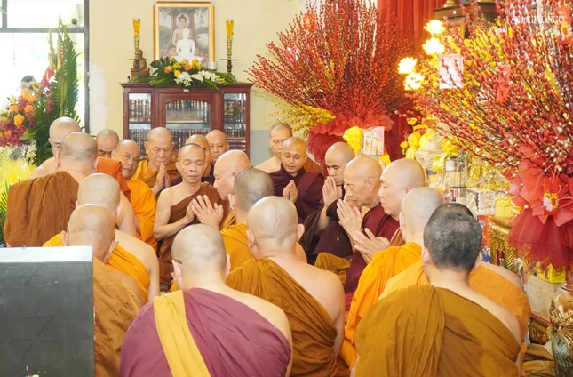 Chư Tăng cử hành nghi thức Tăng sự giao y