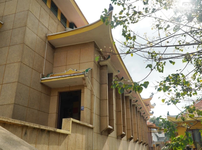 Chùa Phật Học Xá Lợi là một kiến trúc mang ngôn ngữ thiết kế hiện đại, ứng dụng nhiều loại vật liệu mới thời bấy giờ như đá rửa và bê-tông được tạo hình phức tạp, kết hợp cùng các vật liệu truyền thống và hệ trang trí đặc trưng của Việt Nam