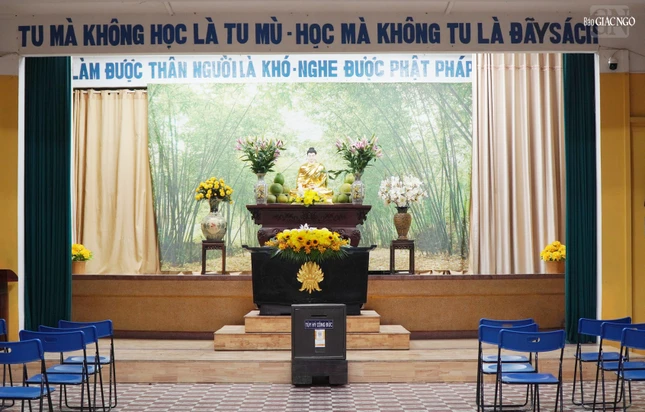 Giảng đường Chánh Trí ở tầng trệt với 400 chỗ ngồi