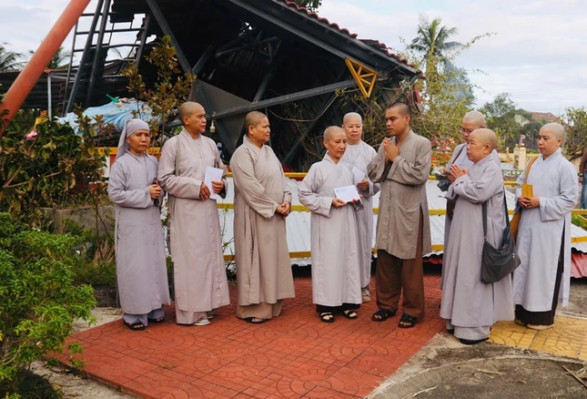 Phân ban Ni giới tỉnh Đắk Lắk cúng dường tịnh tại đến các chùa bị ảnh hưởng bão số 13