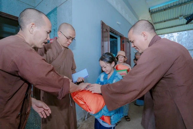 Những phần quà được chư tôn đức trao tận tay đến người dân