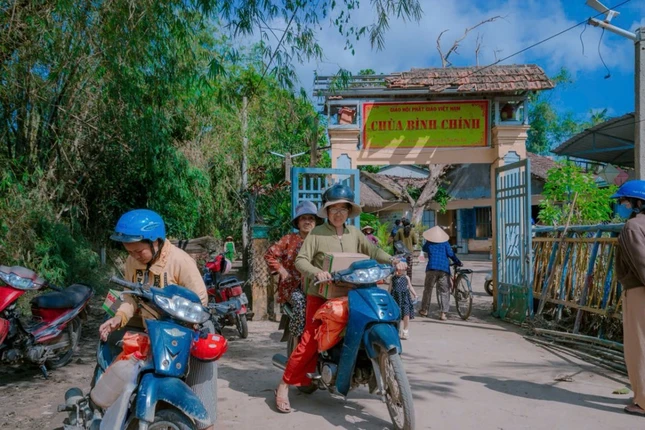 Bà con nhận quà tại chùa Bình Chính - xã Tuy An Bắc (phía Đông Đắk Lắk)