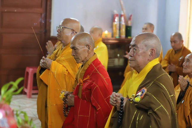 Chư tôn đức dâng hương tưởng niệm