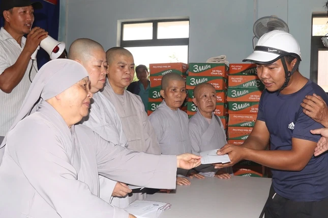 Tặng quà đến người dân tại xã Phú Mỡ