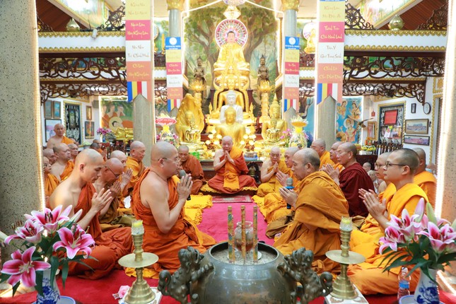 Chư Tăng cử hành tuyên ngôn Tăng sự và thọ y