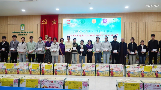 Đoàn trao 200 phần quà đến sinh viên Trường Đại học Nông Lâm (Đại học Huế)