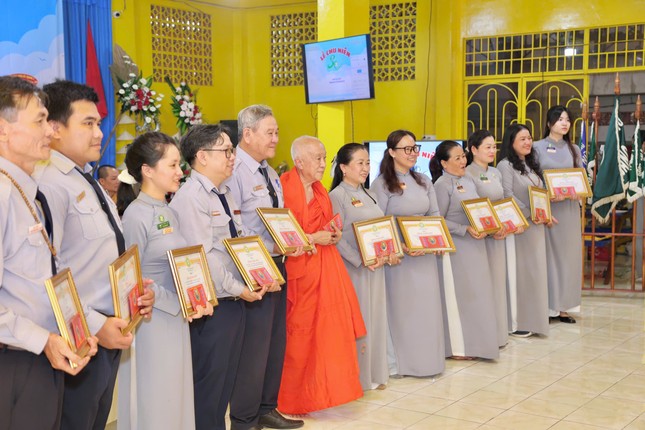 Hòa thượng cố vấn giáo hạnh trao Bằng tuyên dương công đức
