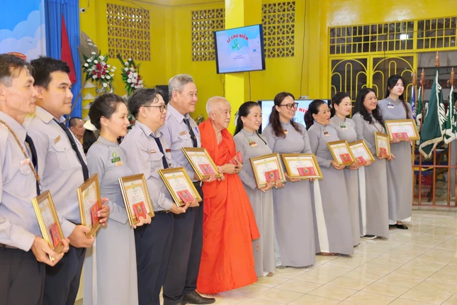 Hòa thượng cố vấn giáo hạnh trao Bằng tuyên dương công đức Hòa thượng cố vấn giáo hạnh trao Bằng tuyên dương công đức