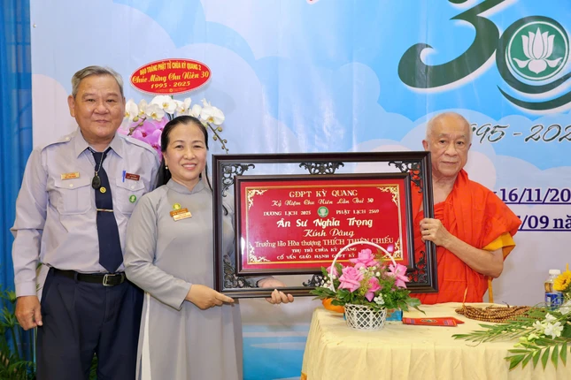 Gia đình Phật tử Kỳ Quang dâng quà tri ân đến Hòa thượng Thích Thiện Chiếu Gia đình Phật tử Kỳ Quang dâng quà tri ân đến Hòa thượng Thích Thiện Chiếu