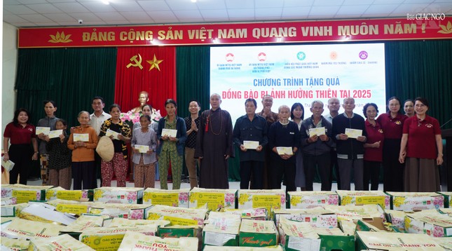 Đoàn trao quà tại xã Thăng Phú