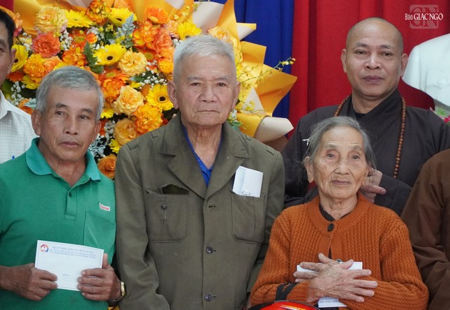 Cụ bà ôm chặt món quà được đoàn GHPGVN trao tặng